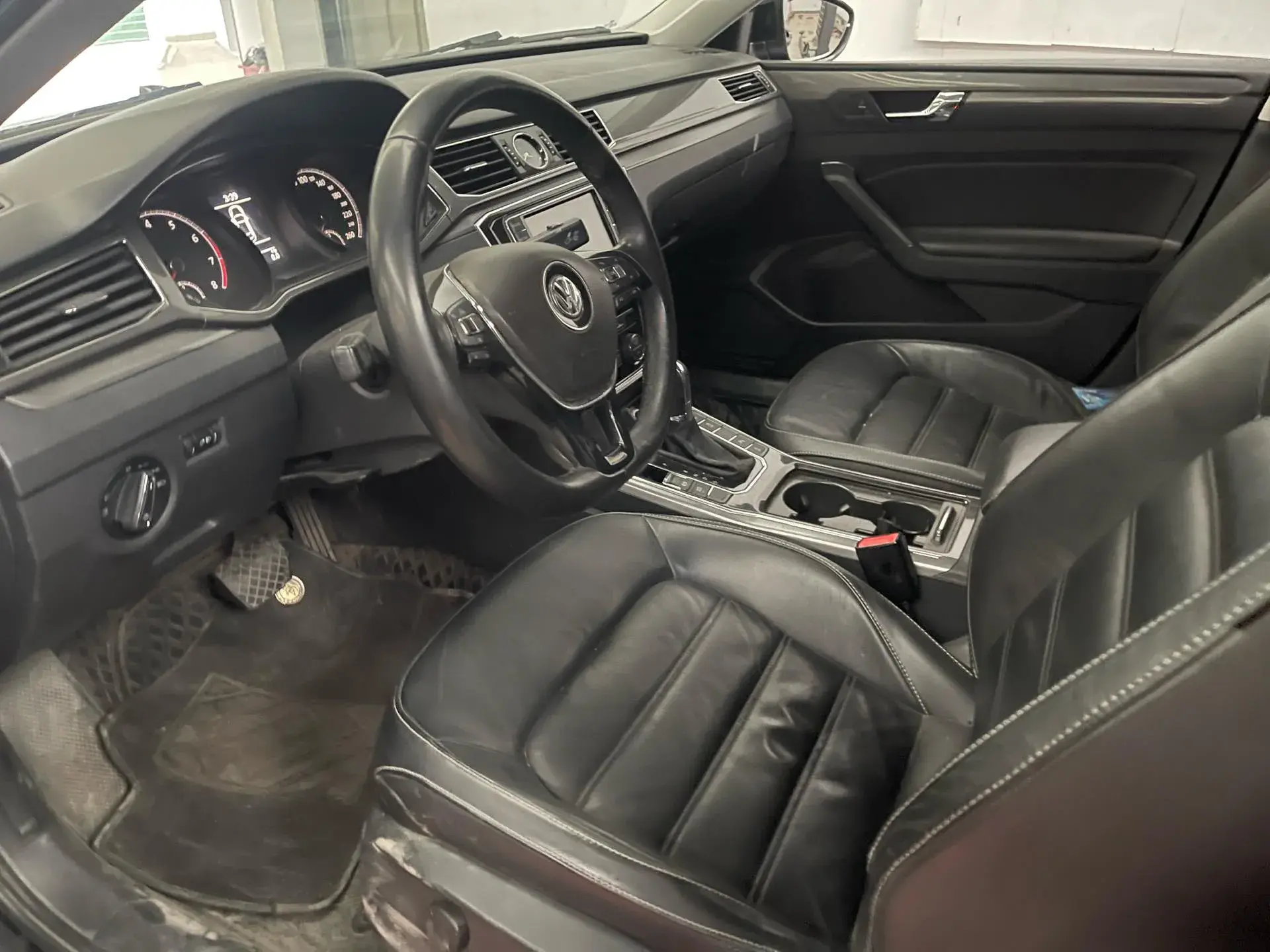 2017 VOLKSWAGEN PASSAT thumbnail 2