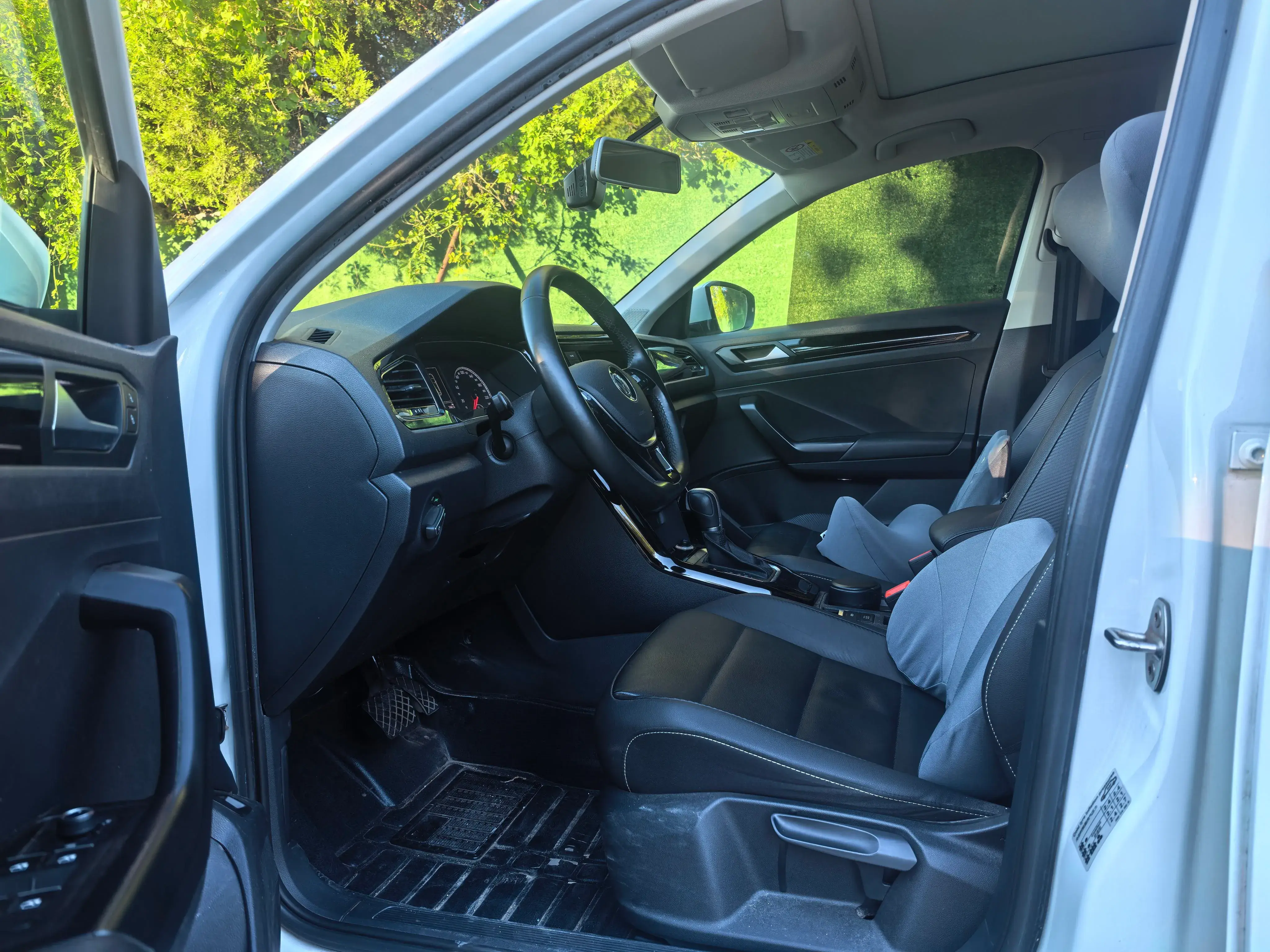 2019 VOLKSWAGEN T-ROC thumbnail 4