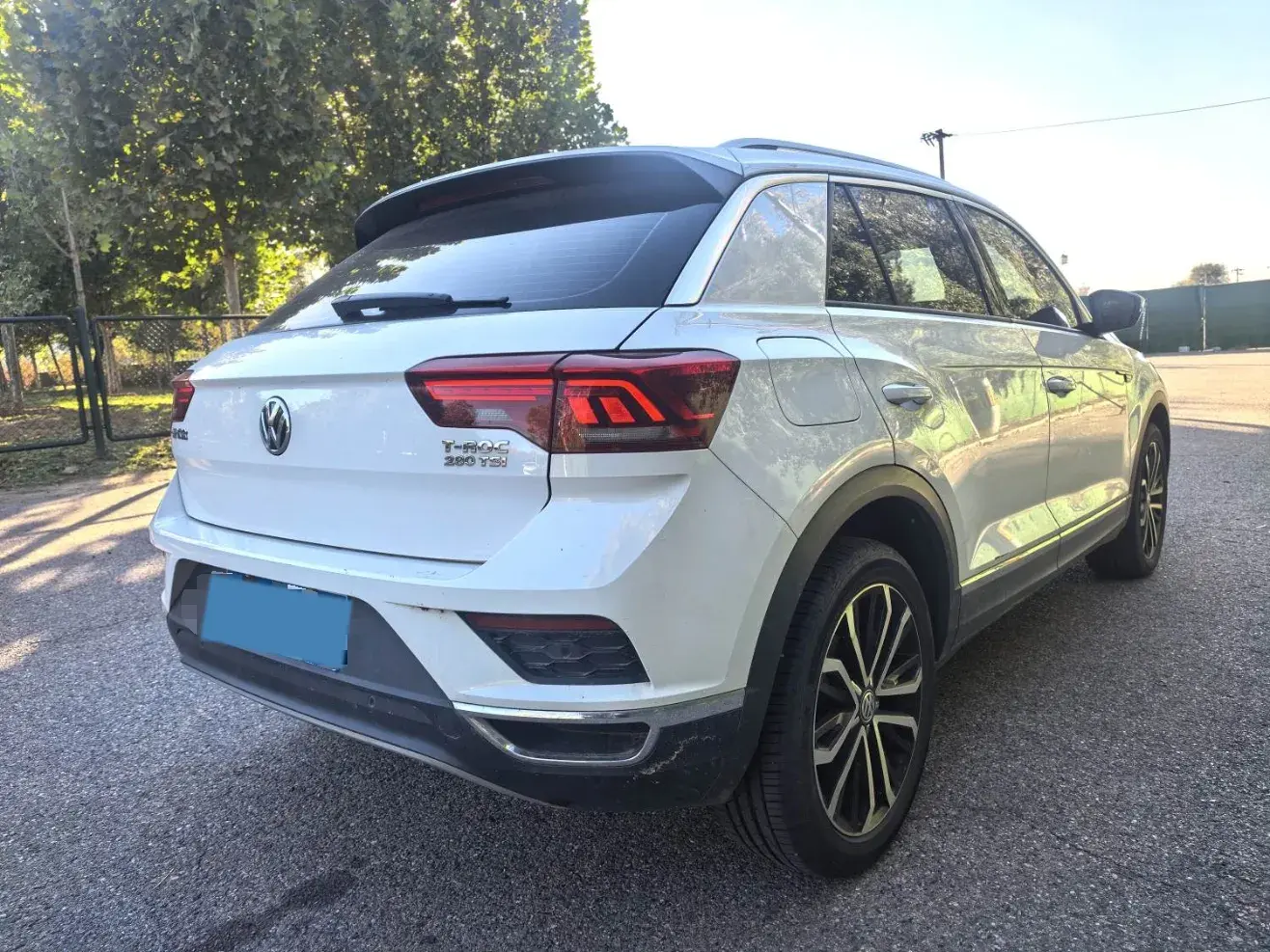 2019 VOLKSWAGEN T-ROC thumbnail 3