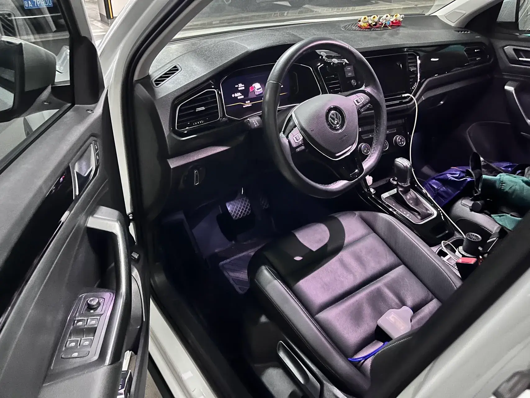 2019 VOLKSWAGEN T-ROC thumbnail 3