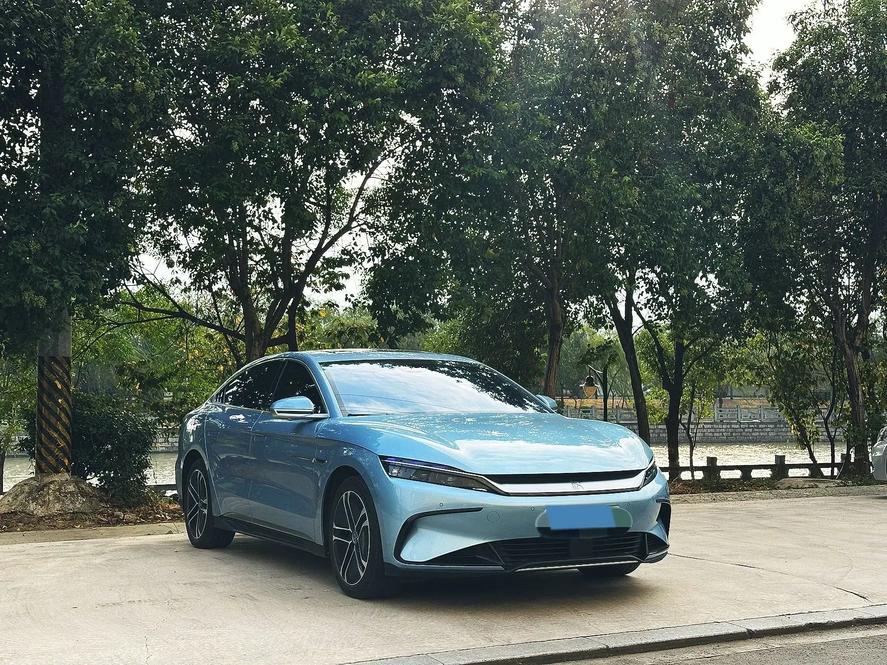 2023 BYD HAN thumbnail 3