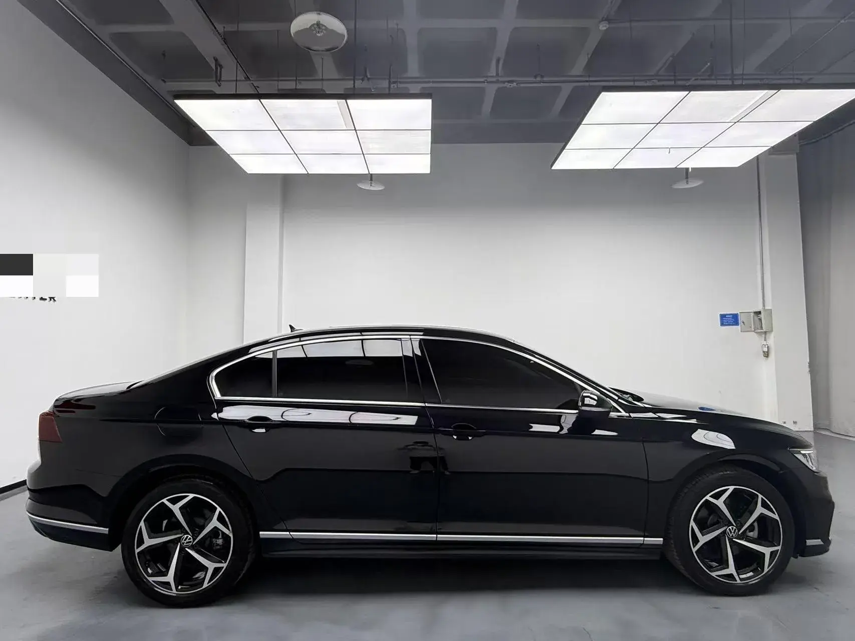 2023 VOLKSWAGEN MAGOTAN thumbnail 3