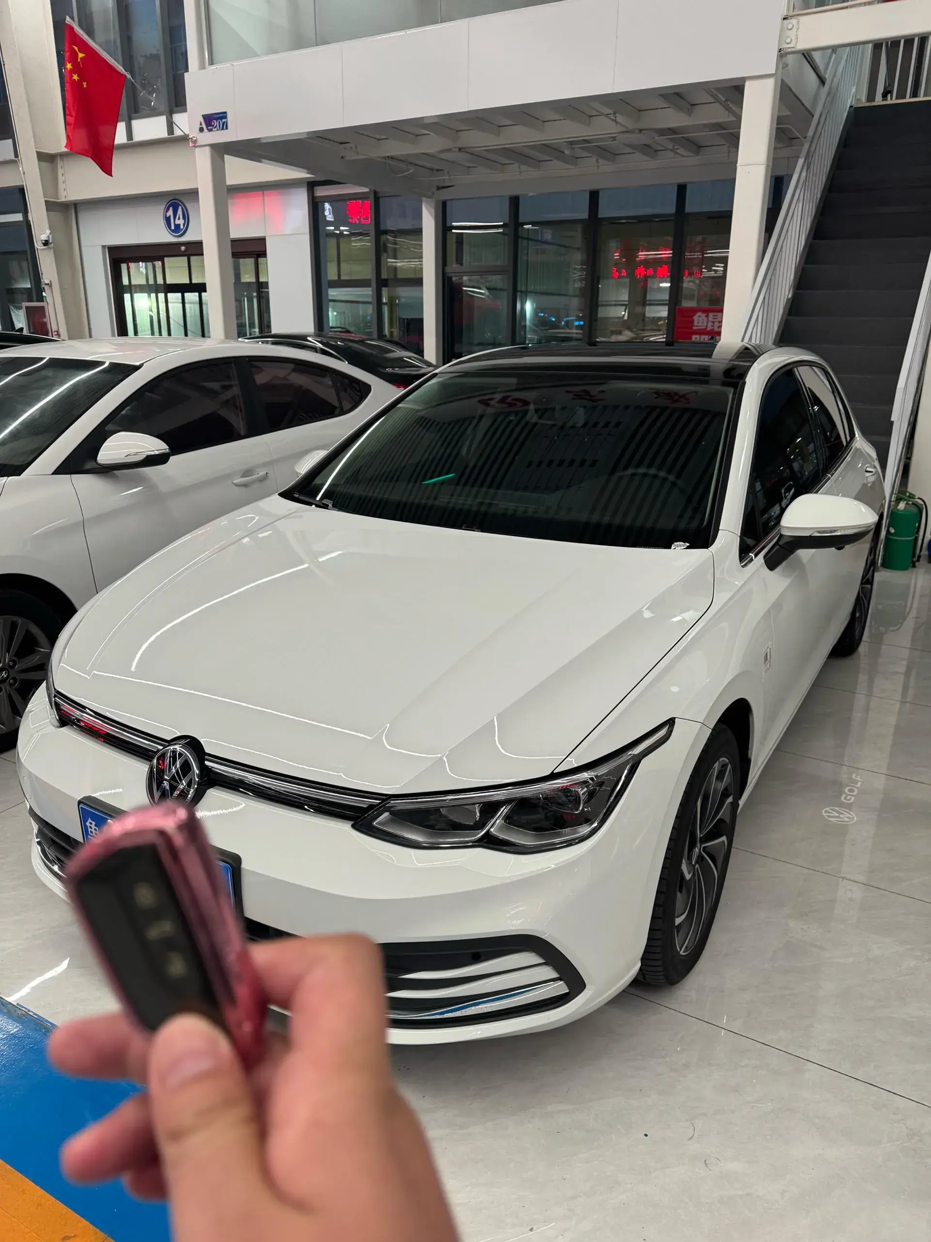 2023 VOLKSWAGEN GOLF view 1