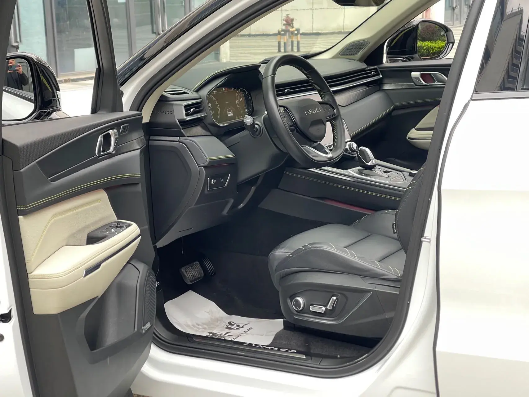 2020 LYNK&CO 05 thumbnail 4