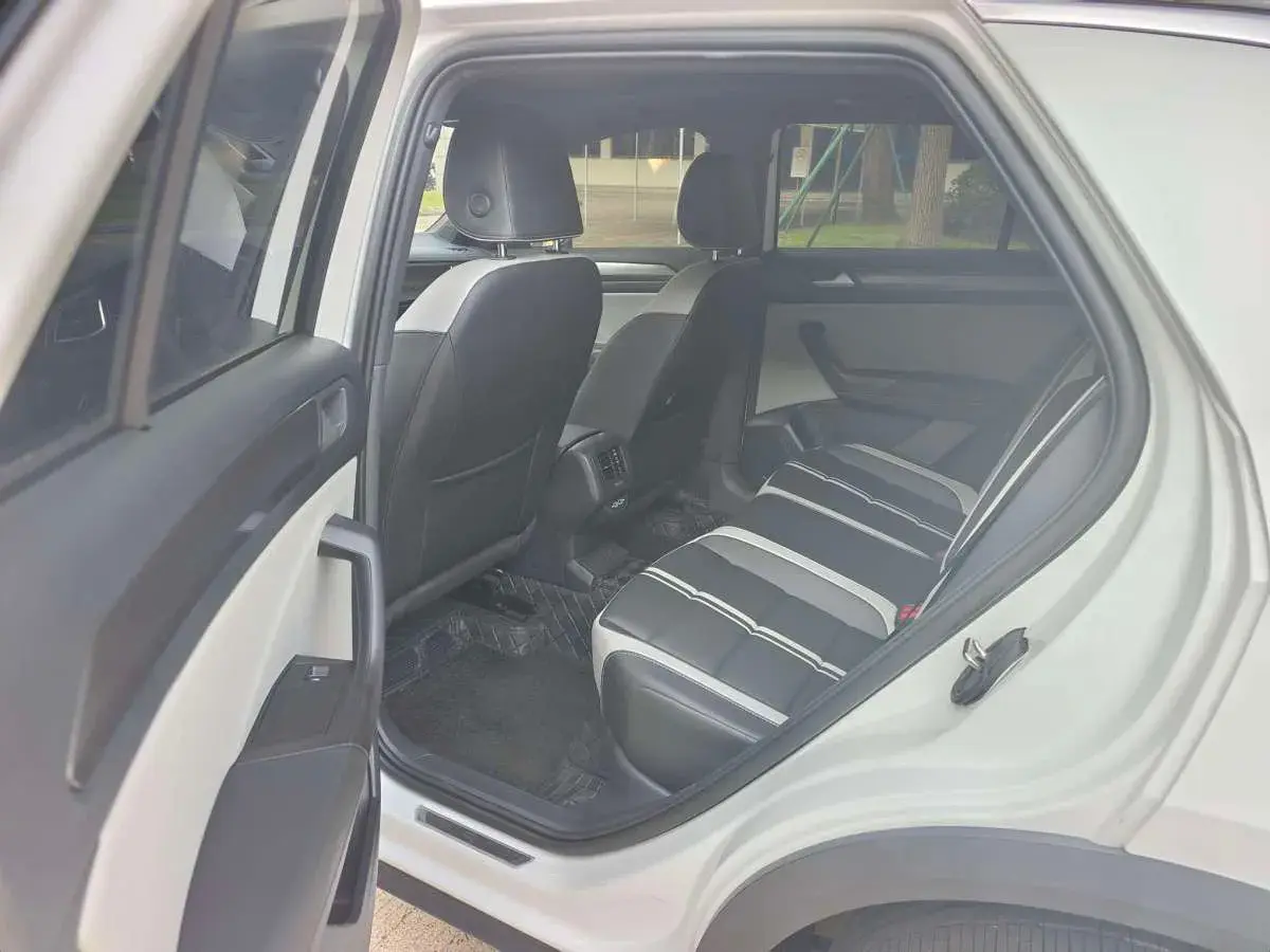 2023 VOLKSWAGEN T-ROC thumbnail 3