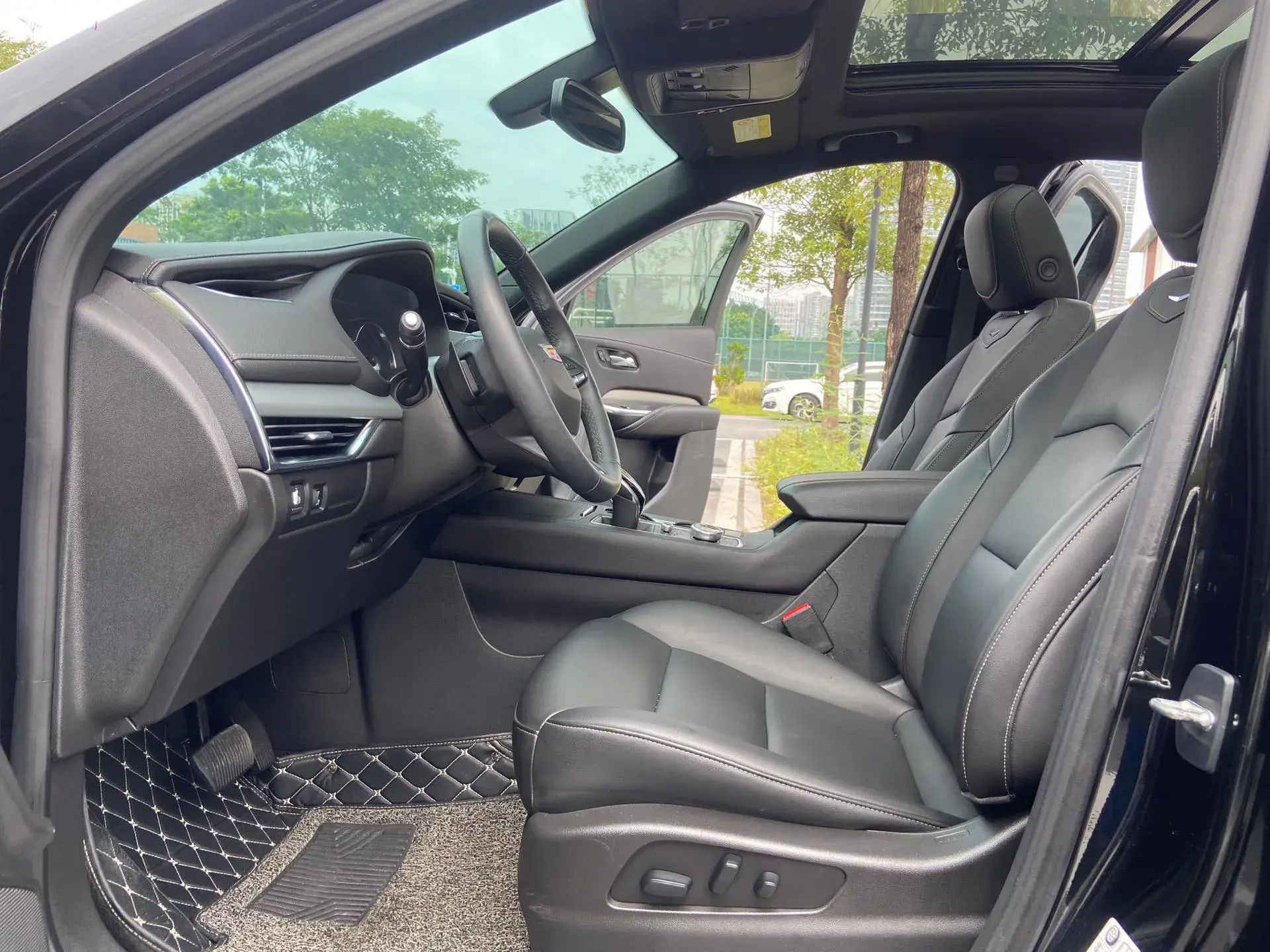 2021 CADILLAC XT4 thumbnail 4