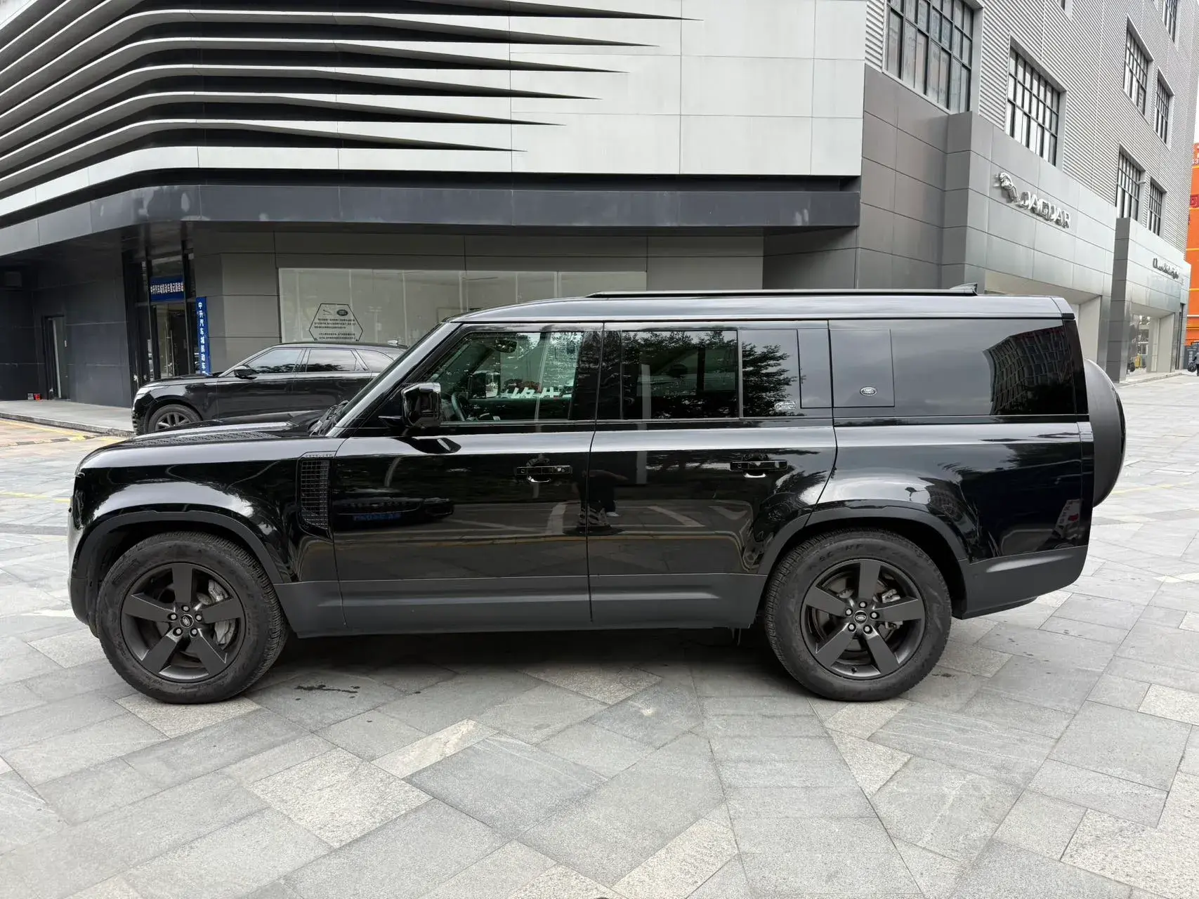 2023 LAND ROVER thumbnail 2