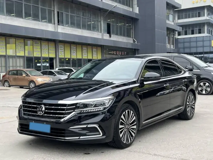 2021 VOLKSWAGEN PASSAT view 1