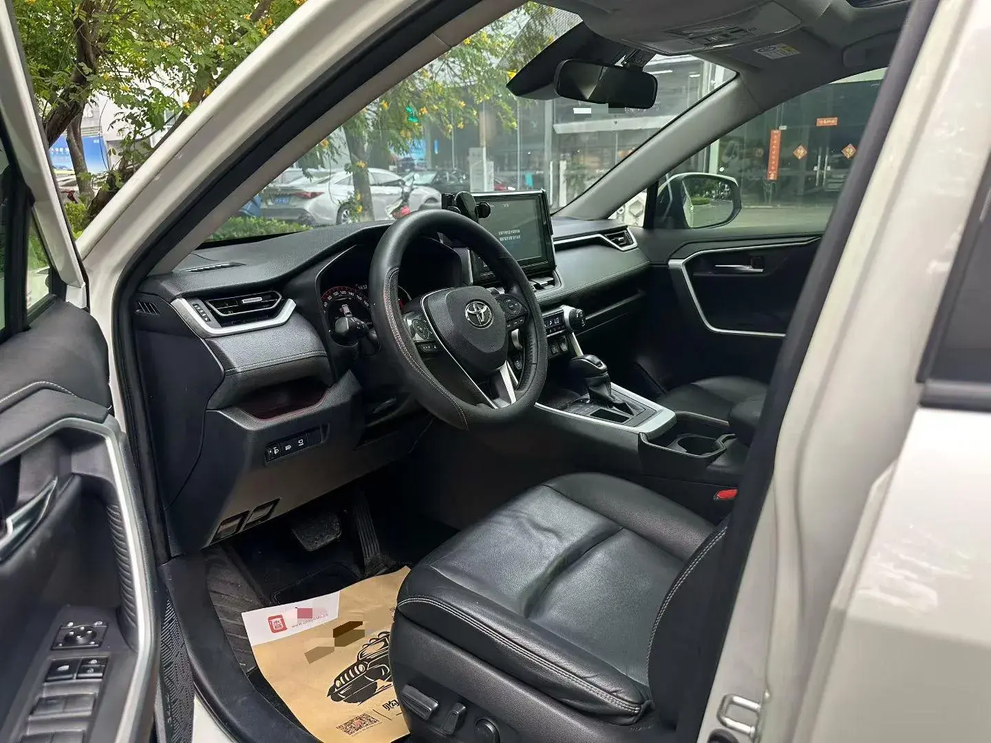 2020 TOYOTA RAV4 thumbnail 4