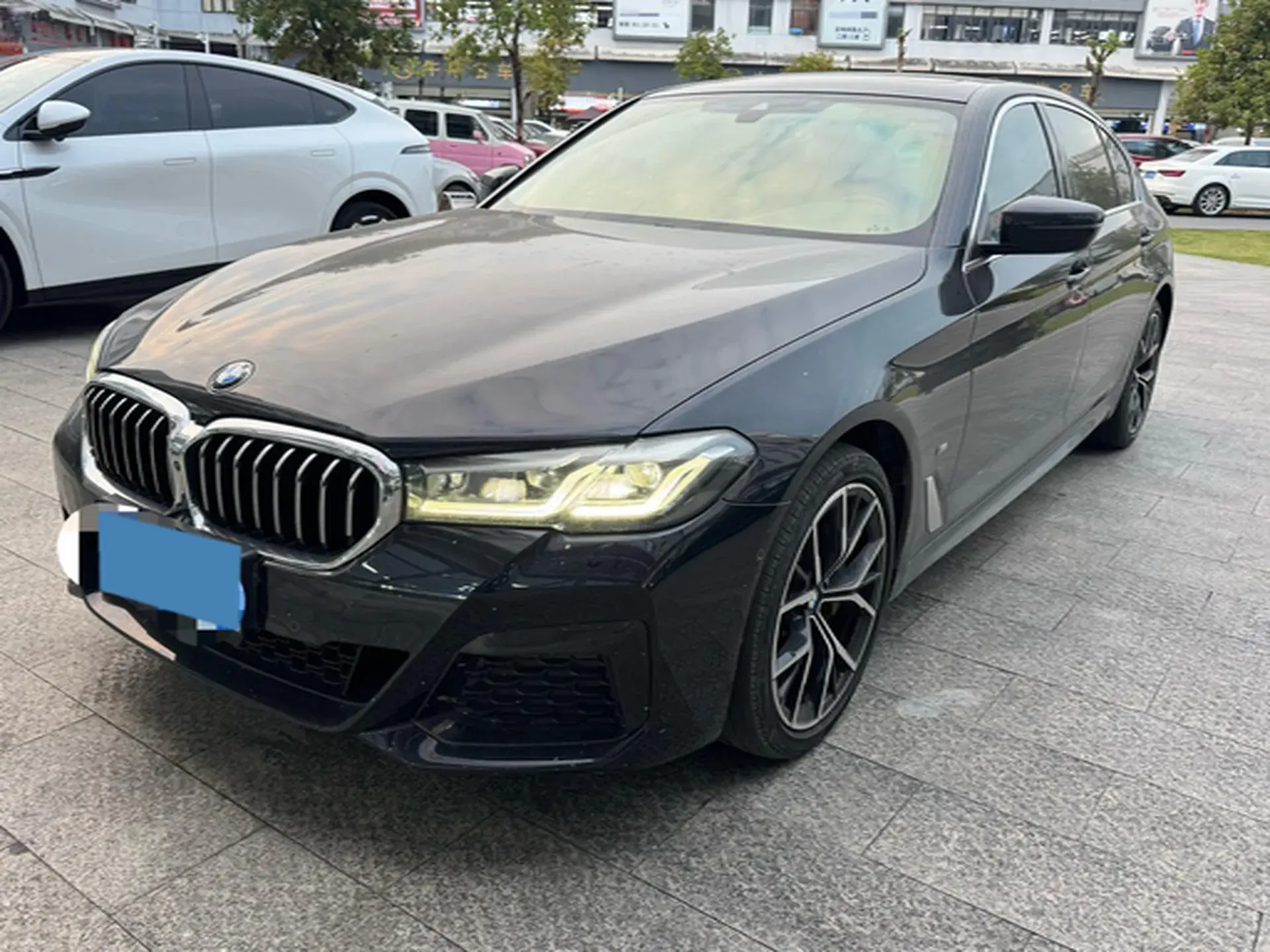 2021 BMW 5 view 1