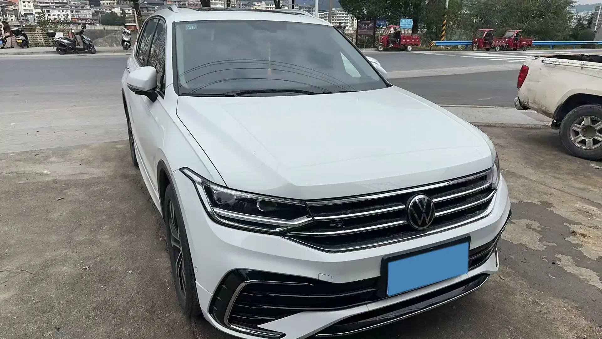 2024 VOLKSWAGEN TIGUAN thumbnail 3