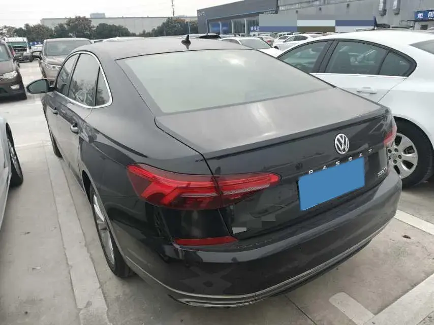 2019 VOLKSWAGEN PASSAT thumbnail 3