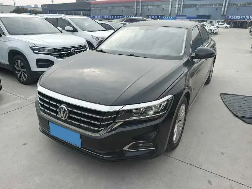 2019 VOLKSWAGEN PASSAT view 1