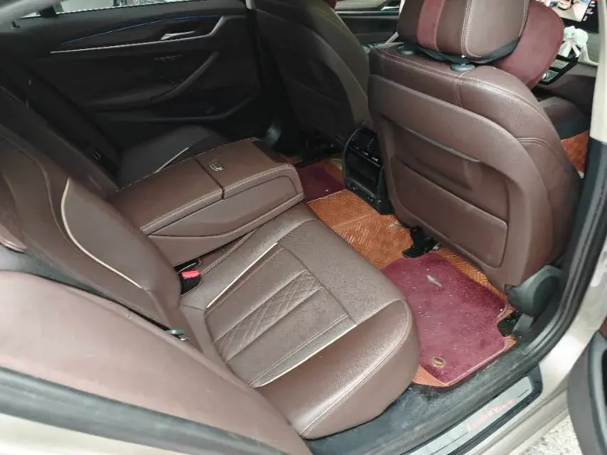 2021 BMW 5 thumbnail 4