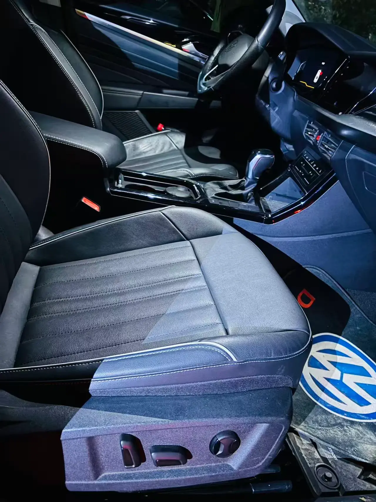 2023 VOLKSWAGEN PASSAT thumbnail 3