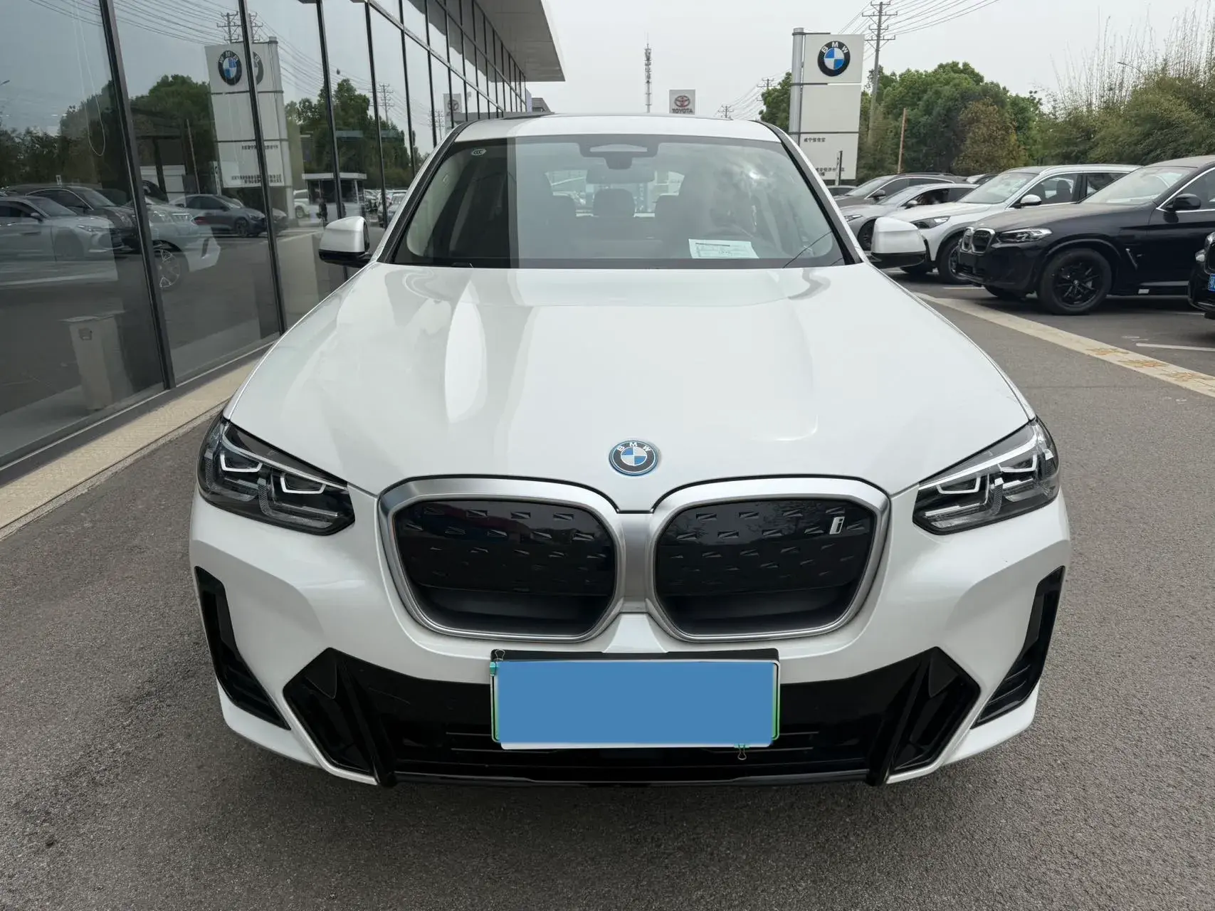 2024 BMW IX3 thumbnail 2