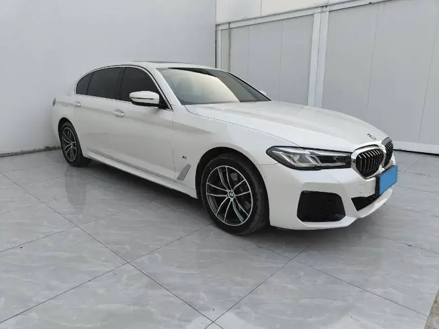 2022 BMW 5 thumbnail 3