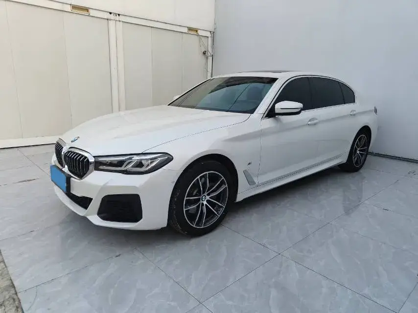 2022 BMW 5 view 1