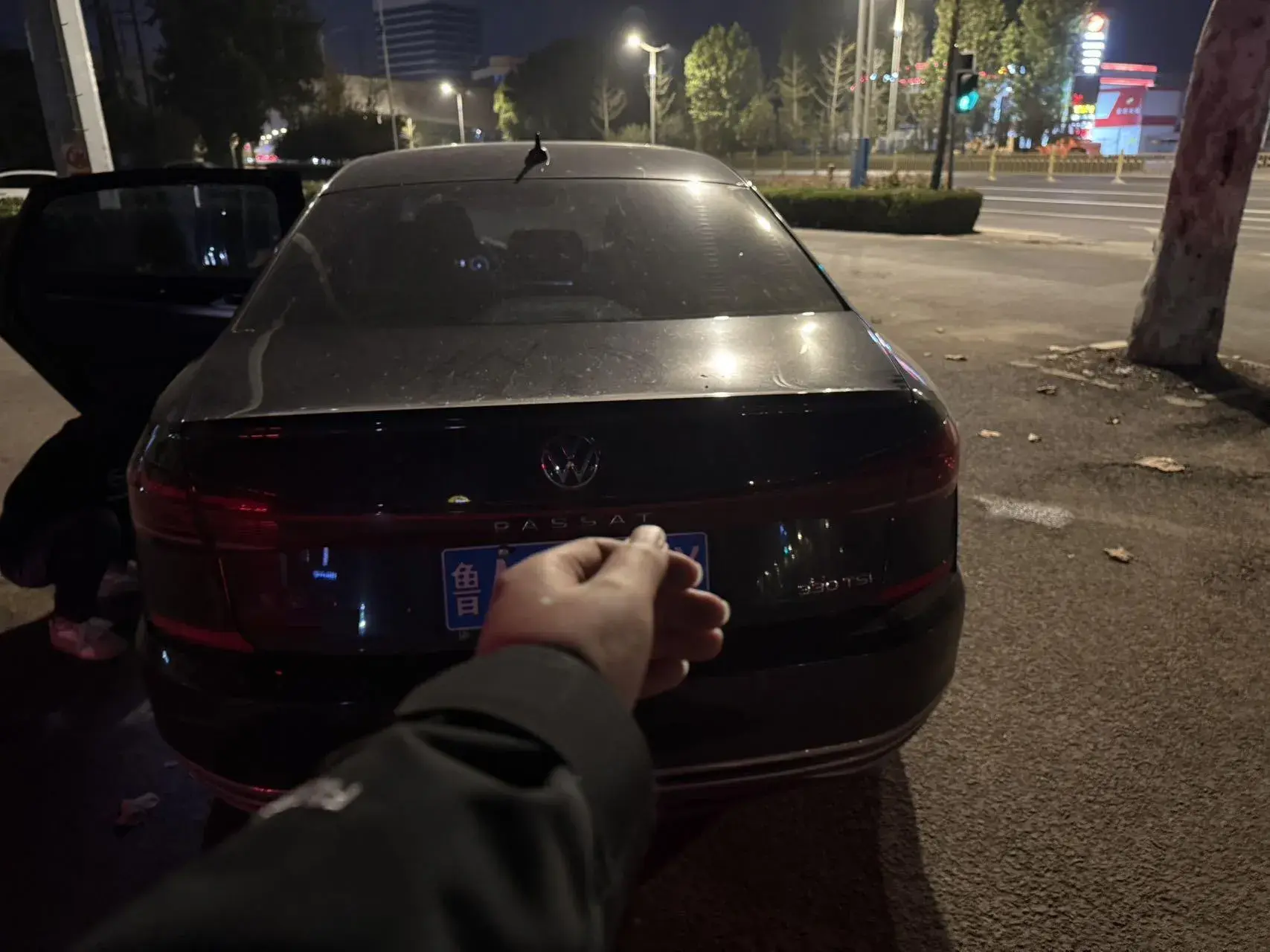 2022 VOLKSWAGEN PASSAT thumbnail 2