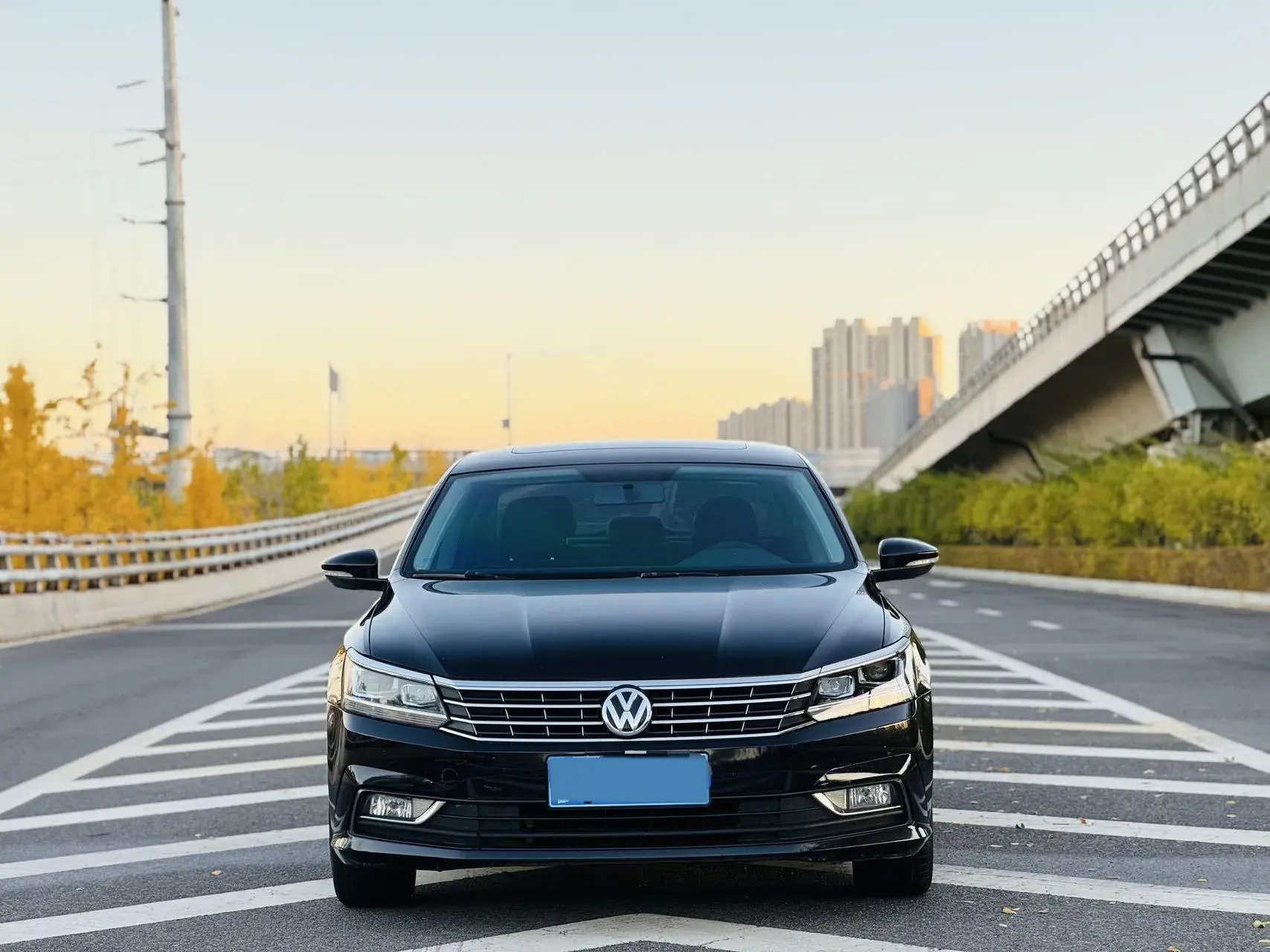 2017 VOLKSWAGEN PASSAT thumbnail 2
