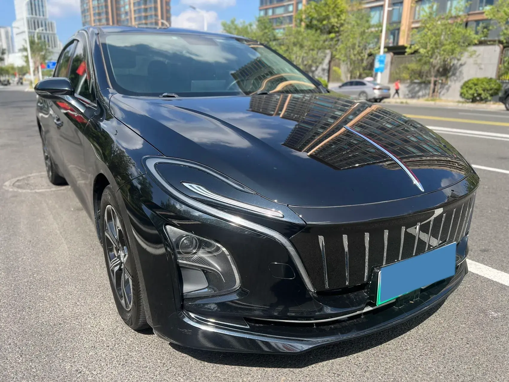 2022 HONGQI E-QM5 thumbnail 4