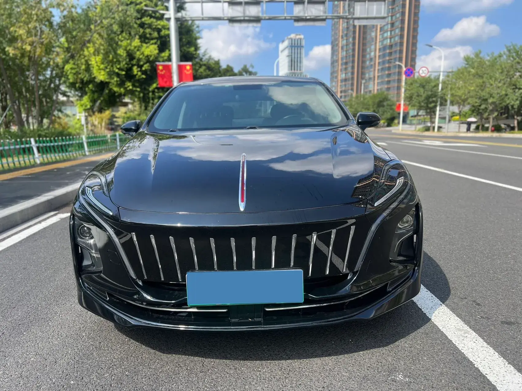 2022 HONGQI E-QM5 thumbnail 3