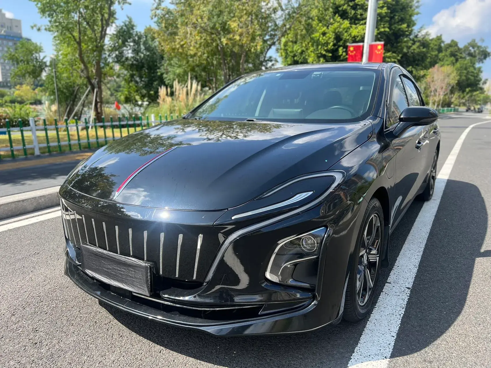 2022 HONGQI E-QM5 view 1