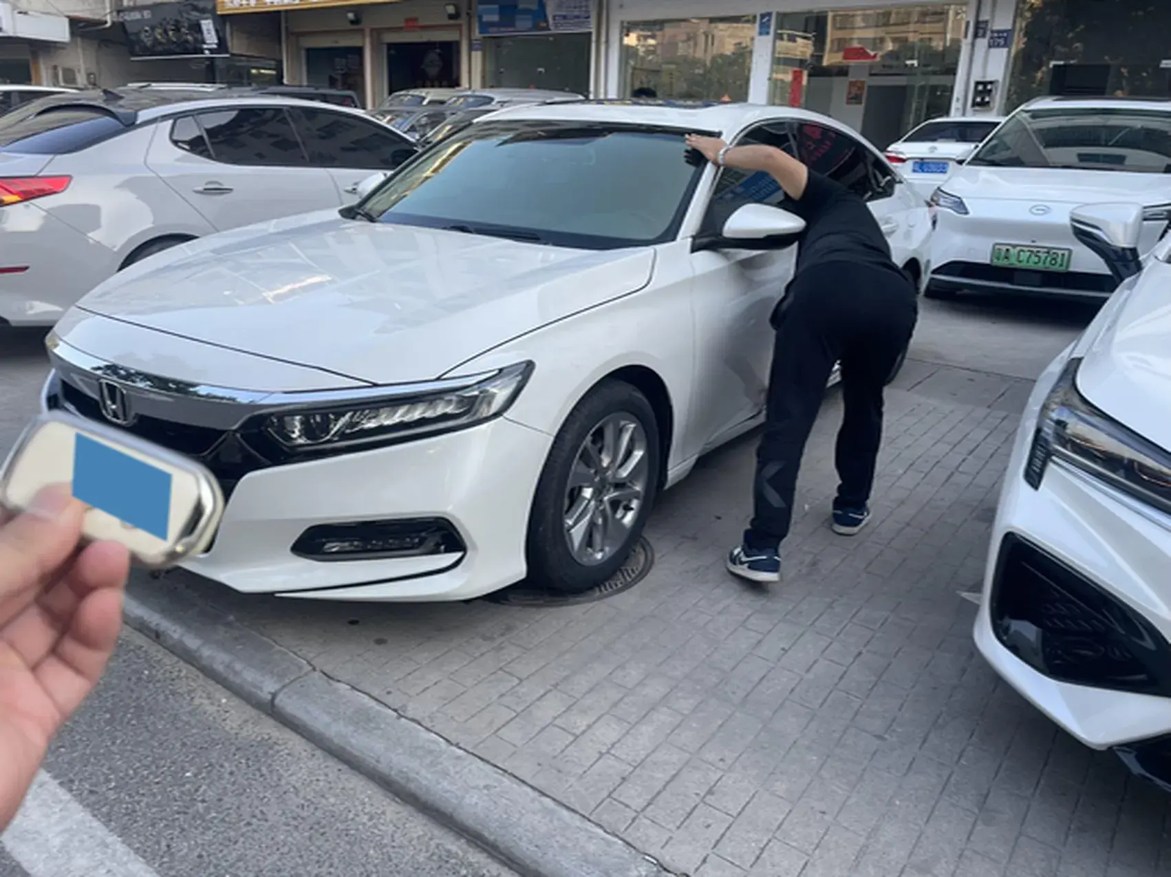 2018 HONDA ACCORD view 1