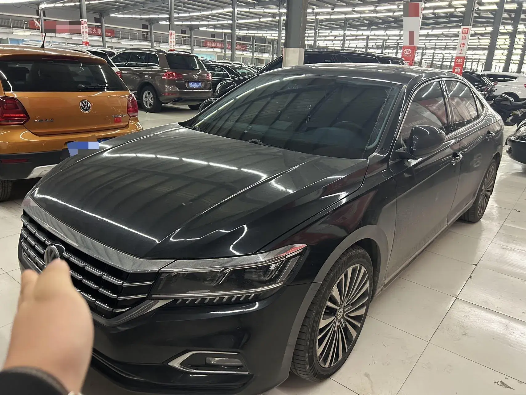 2019 VOLKSWAGEN PASSAT view 1