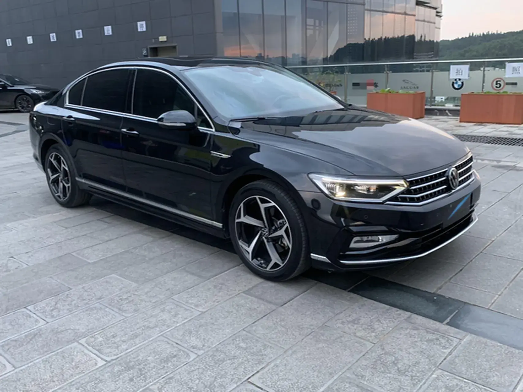 2023 VOLKSWAGEN MAGOTAN thumbnail 3