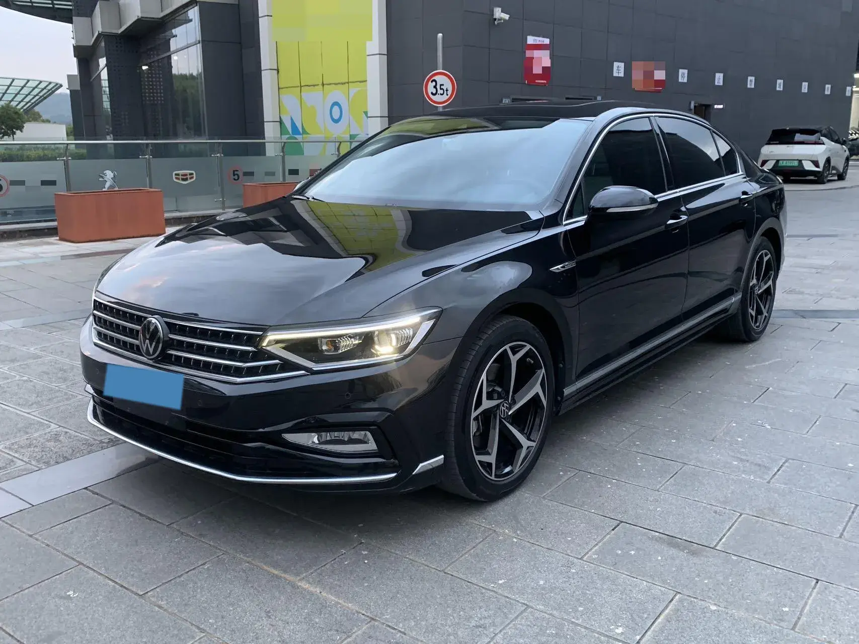 2023 VOLKSWAGEN MAGOTAN view 1