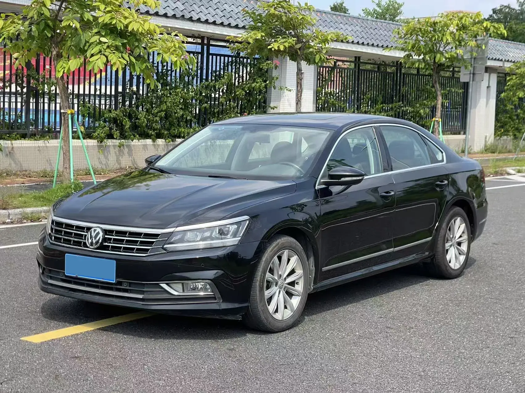 2017 VOLKSWAGEN PASSAT view 1