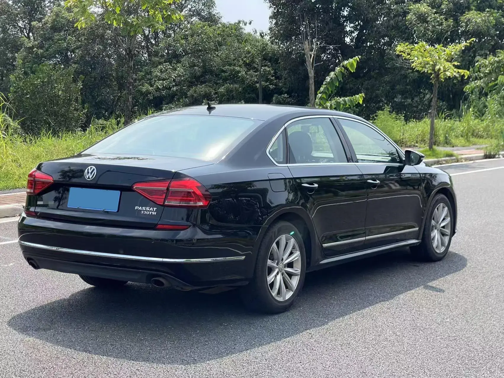 2017 VOLKSWAGEN PASSAT thumbnail 3