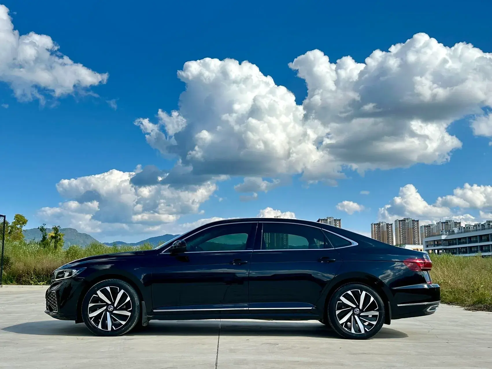 2022 VOLKSWAGEN PASSAT thumbnail 3