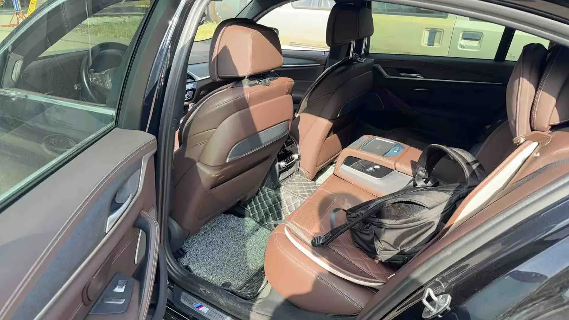 2022 BMW 5 thumbnail 2