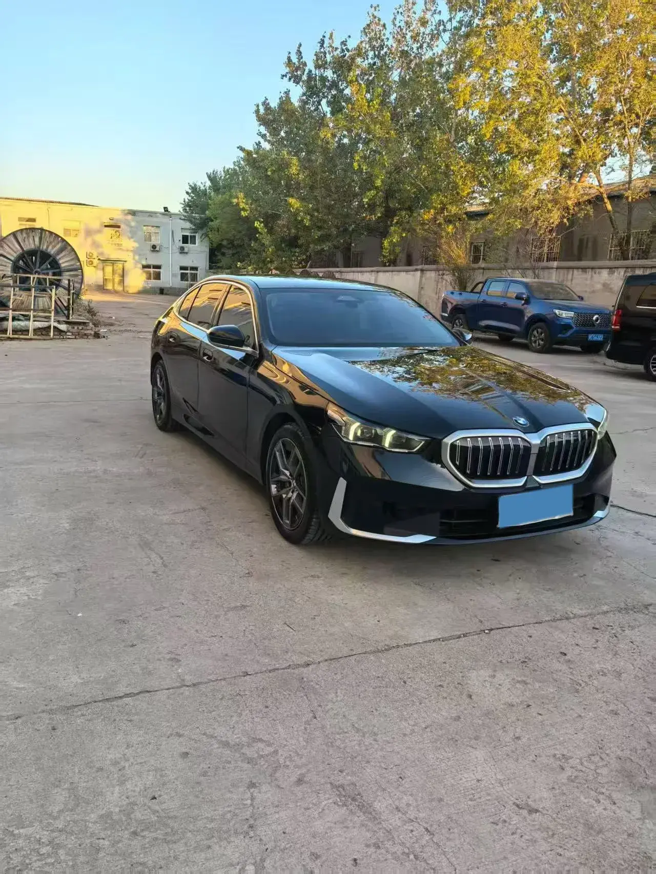 2024 BMW 5 thumbnail 2