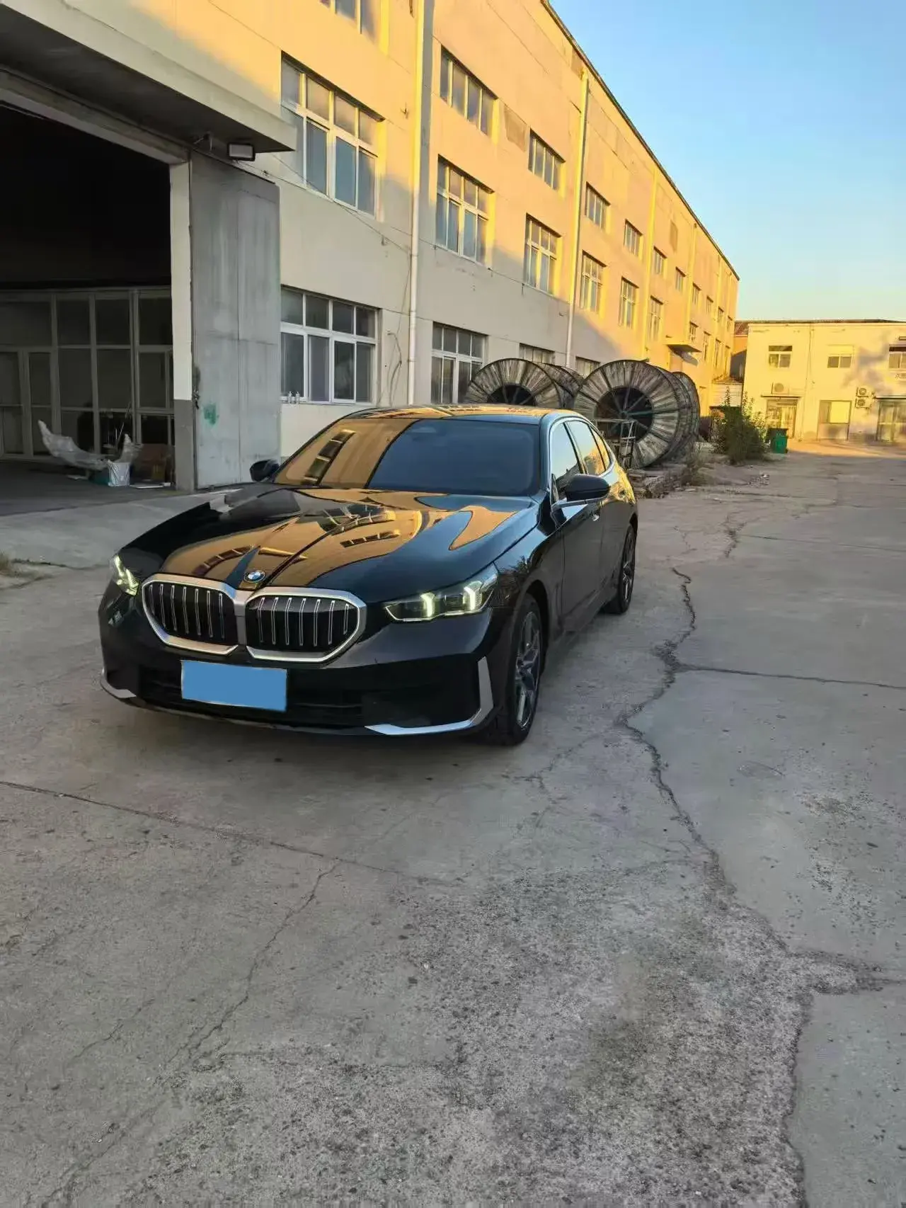 2024 BMW 5 view 1
