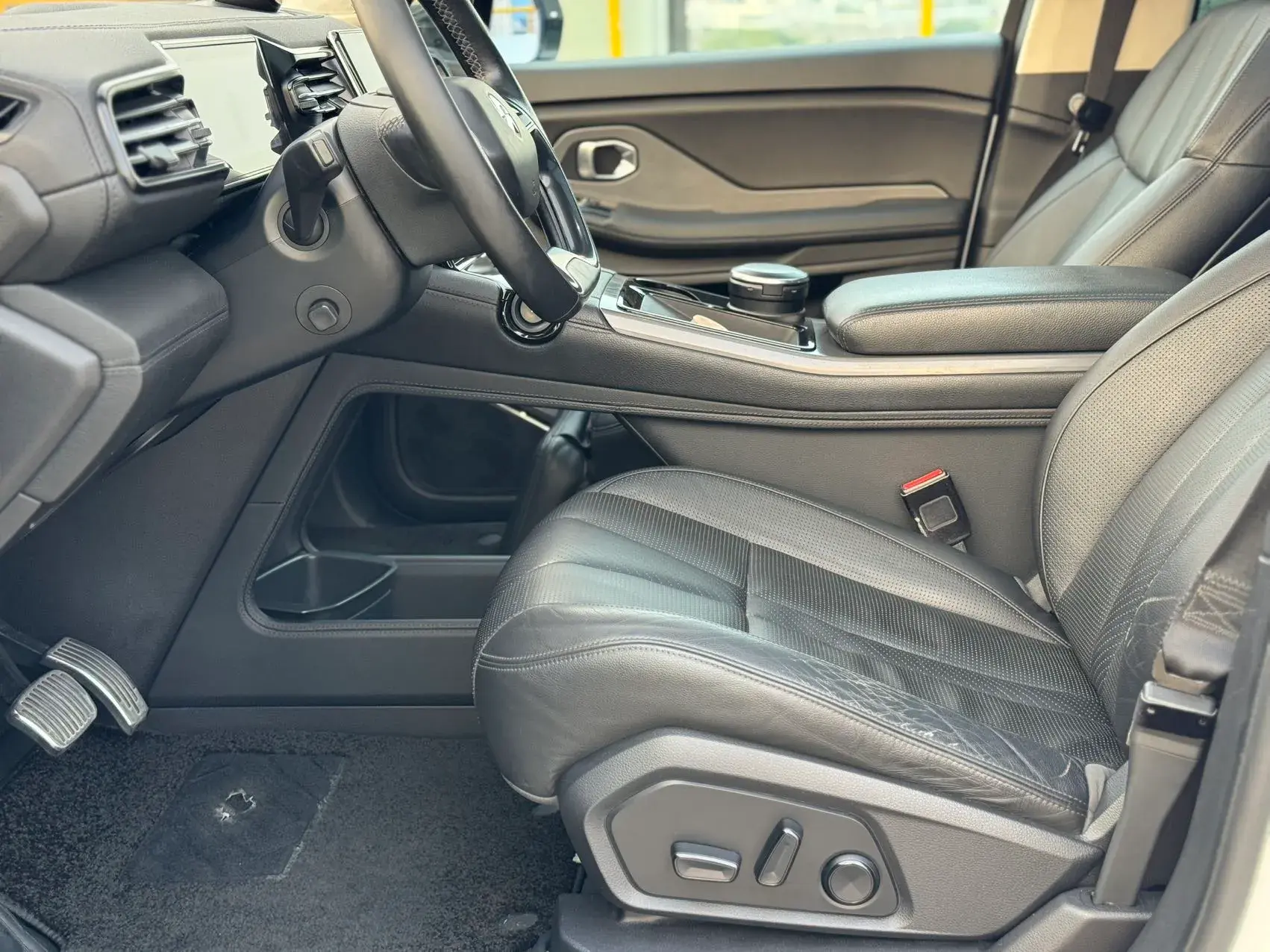 2018 NIO ES8 thumbnail 4