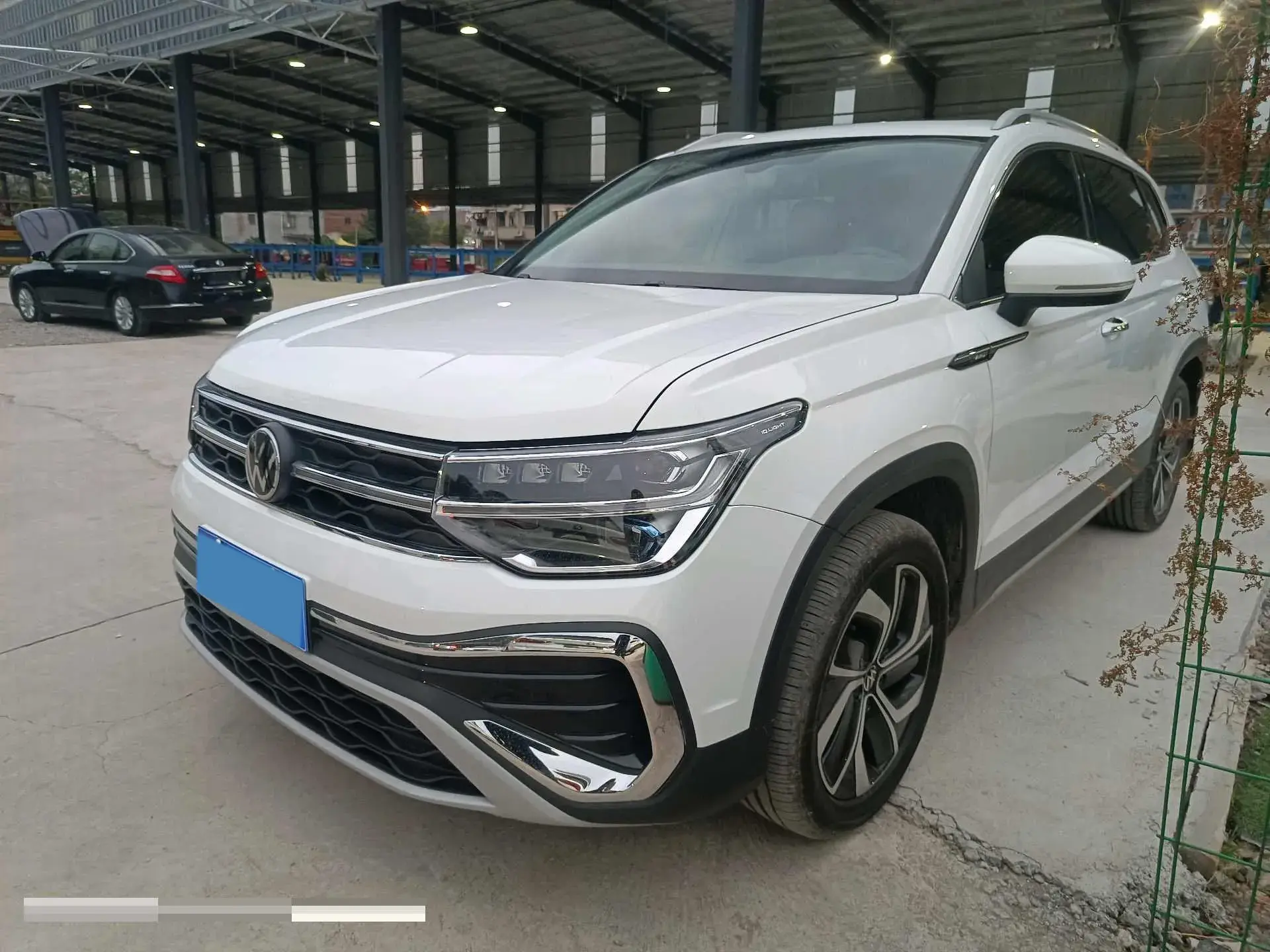 2024 VOLKSWAGEN THARU view 1