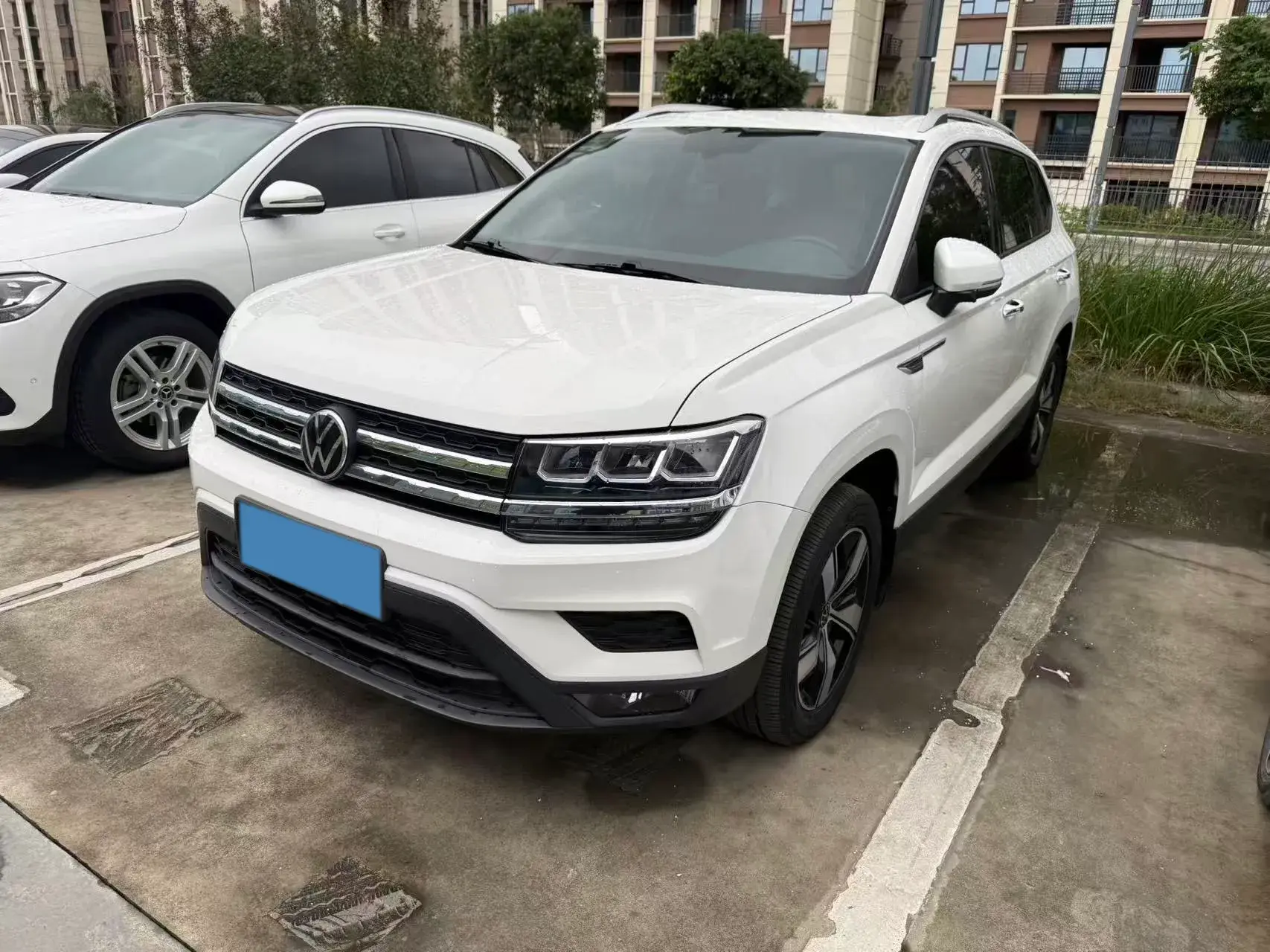 2021 VOLKSWAGEN THARU view 1