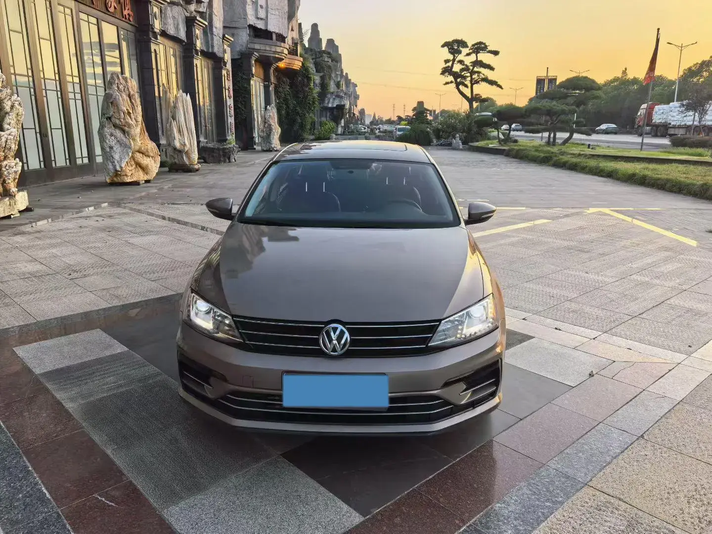 2018 VOLKSWAGEN SAGITAR thumbnail 2