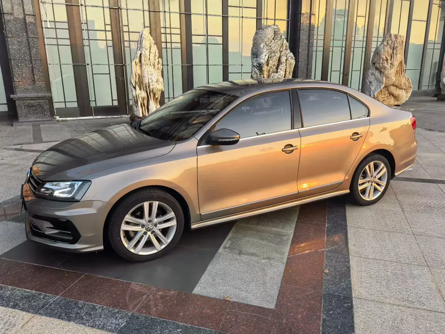 2018 VOLKSWAGEN SAGITAR view 1