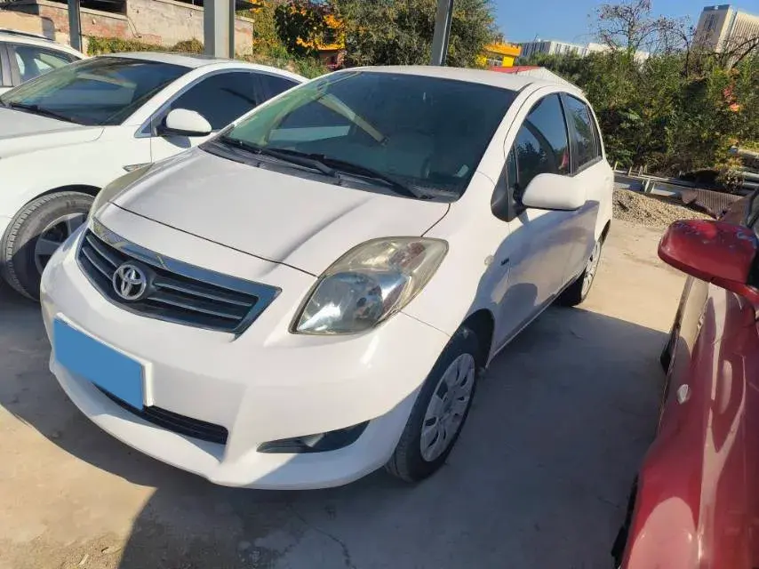 2011 TOYOTA YARIS view 1