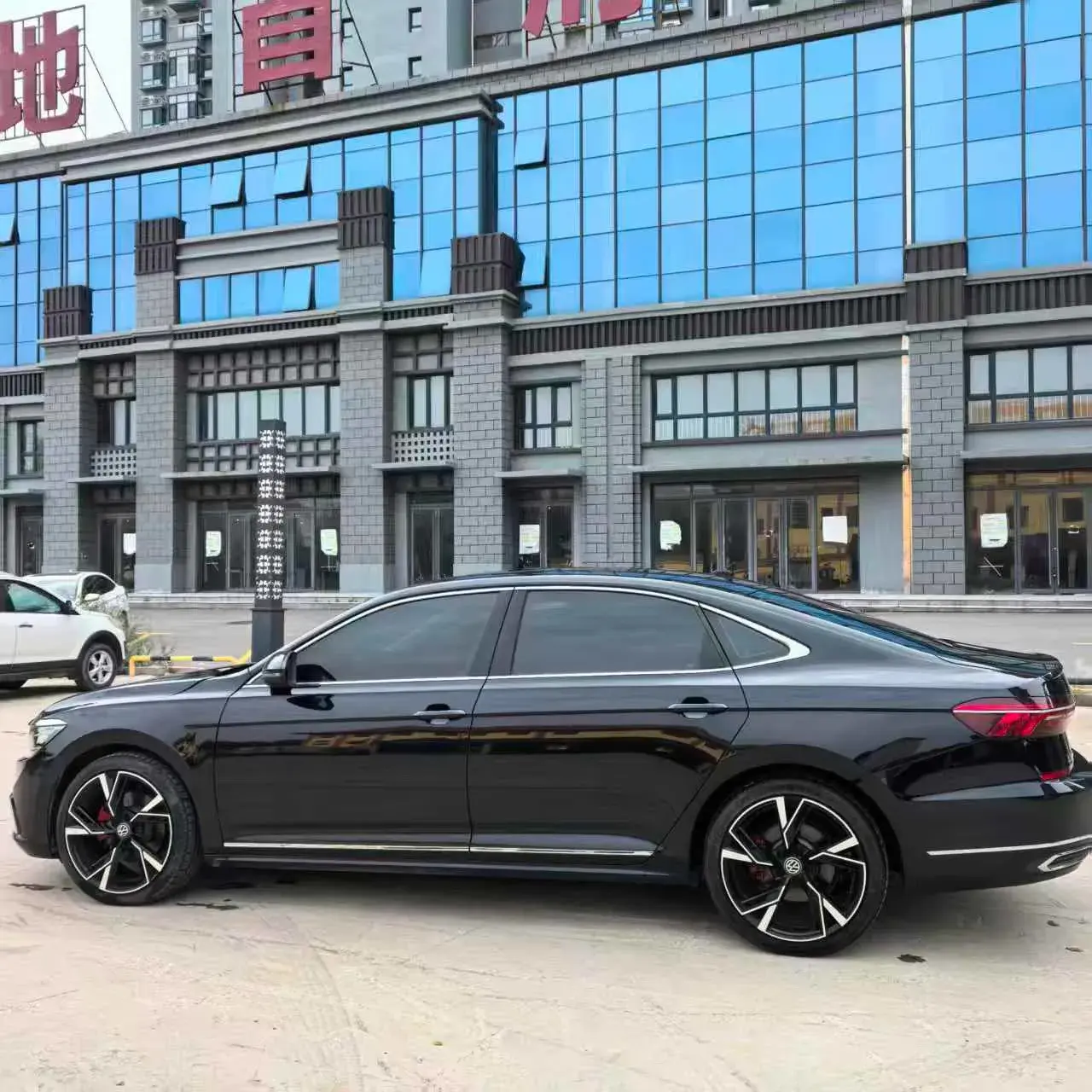 2021 VOLKSWAGEN PASSAT thumbnail 2