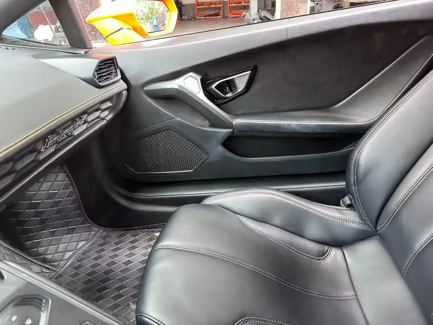 2017 LAMBORGHINI HURACÁN thumbnail 3