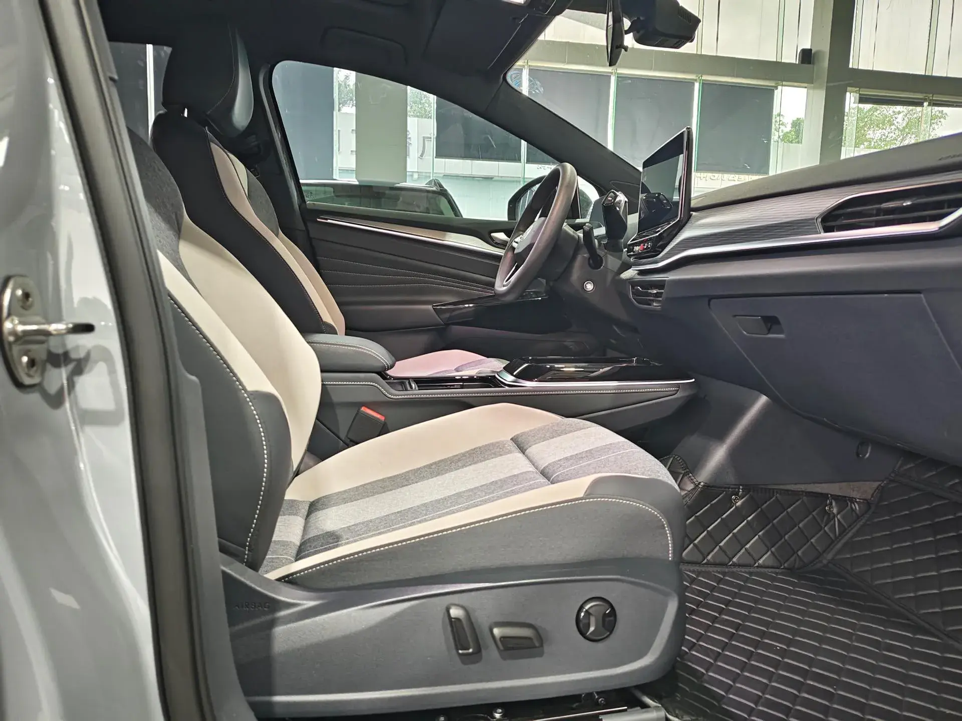 2024 VOLKSWAGEN ID.4 thumbnail 4