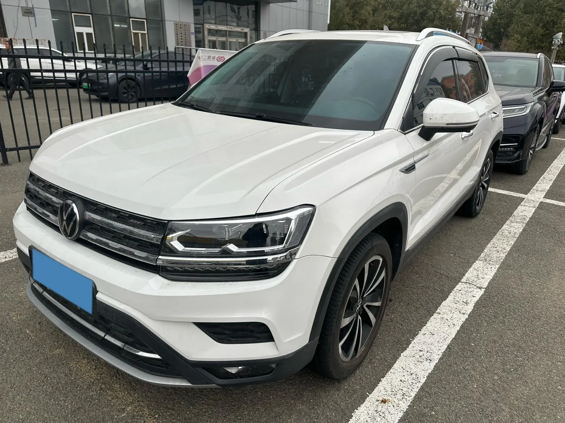 2022 VOLKSWAGEN THARU view 1