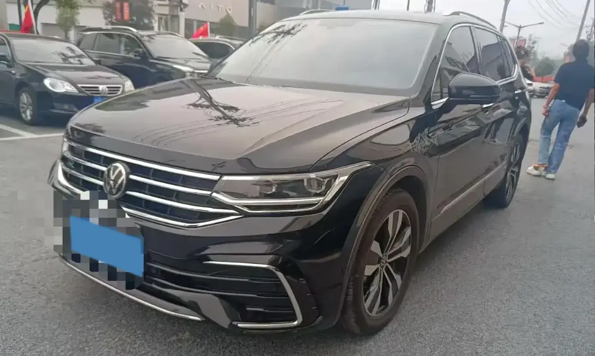 2024 VOLKSWAGEN TIGUAN view 1