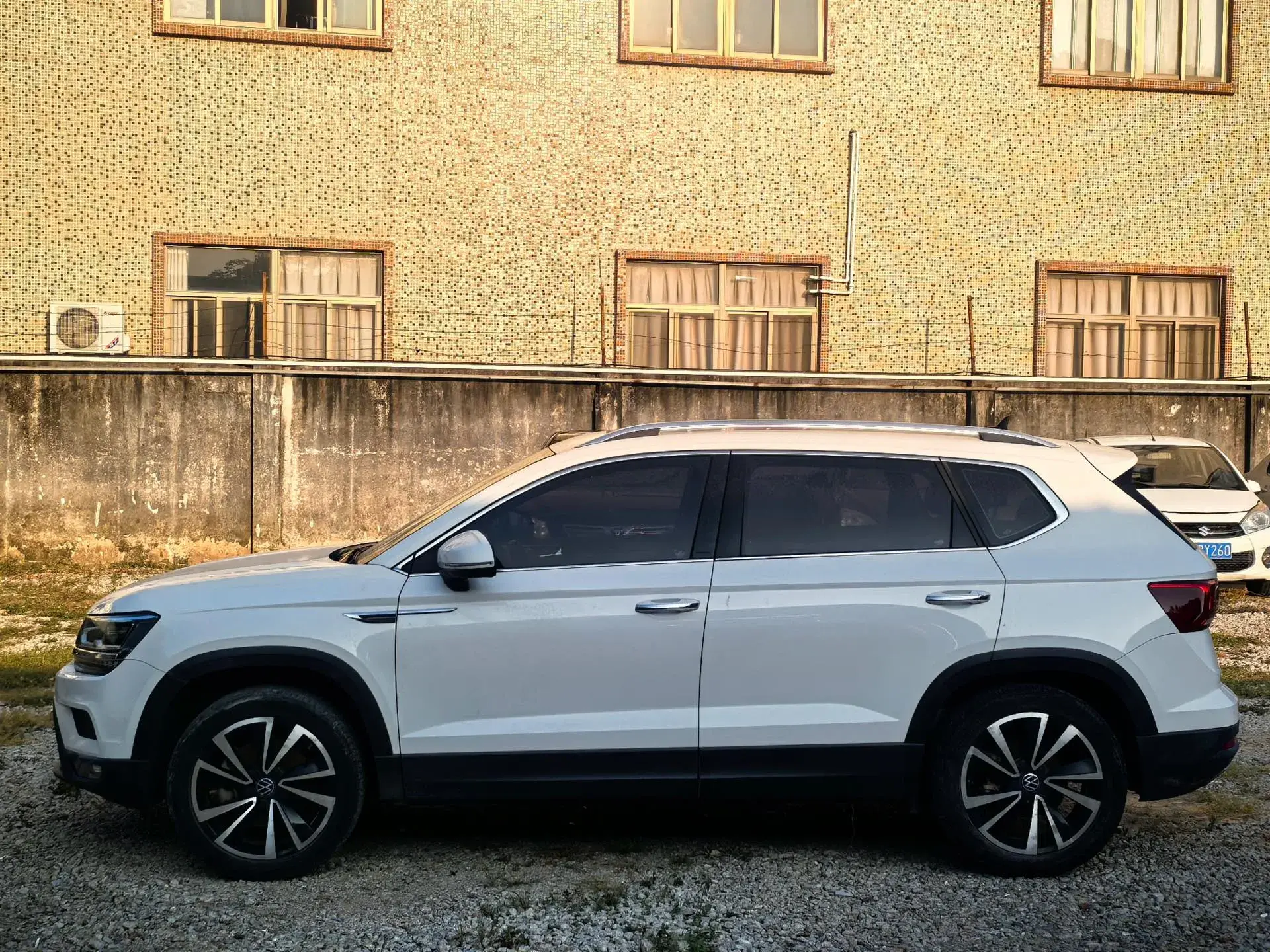 2021 VOLKSWAGEN THARU thumbnail 2