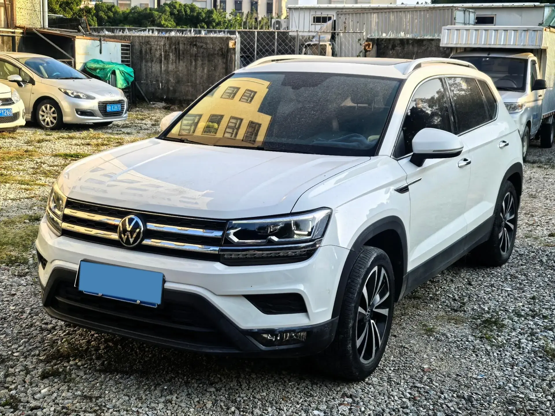 2021 VOLKSWAGEN THARU view 1
